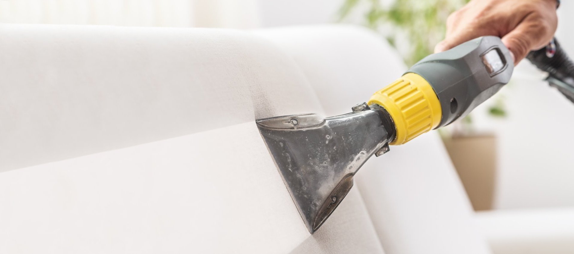 [Profesyonel koltuk yıkama makinesi ile kanepe temizleyen personel görseli]