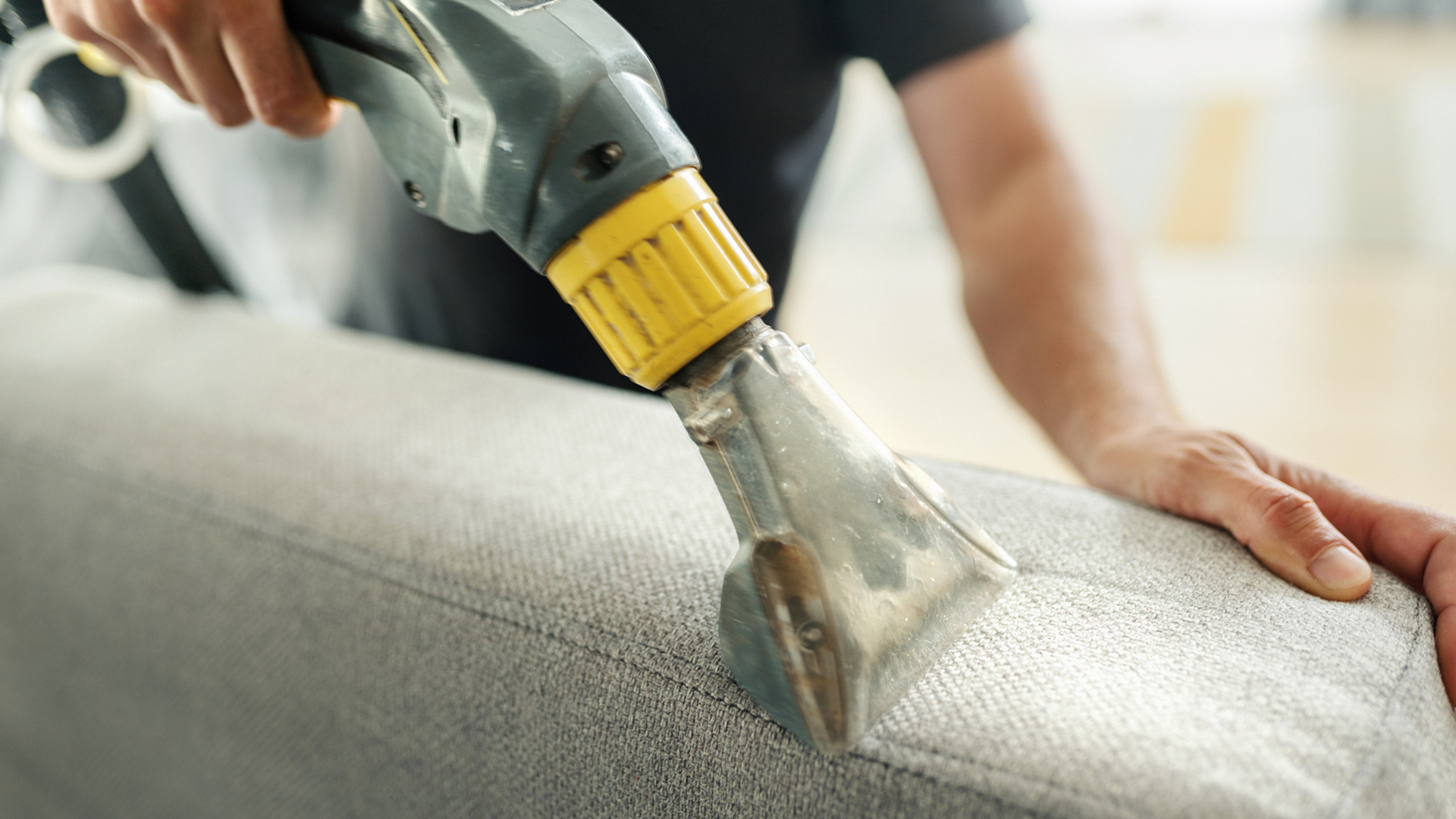 [Koltuk yıkama sonrası temizlenmiş kanepe görseli]